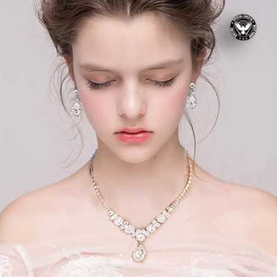 گردنبند و گوشواره زنانه