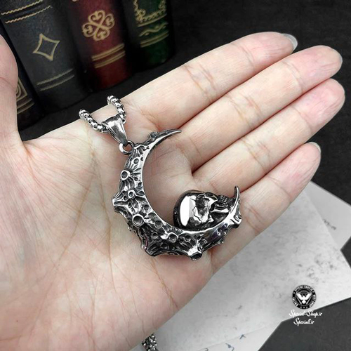 گردنبند ماه و جمجمه